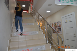 Отличительным качеством данных нержавеющих перил и ограждений является соотношение цена-качество. Современное и недорогое лестничное ограждение из полированной нержавеющей трубы украсит вашу лестницу внутри и снаружи зданий и помещений.