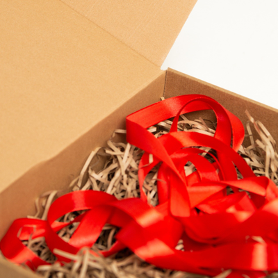 Подарочная коробка GILEV 32х32х12см с наполнителем и красной лентой