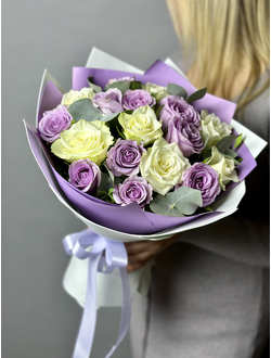 Букет из 17 бело-сиреневых роз с  зеленью