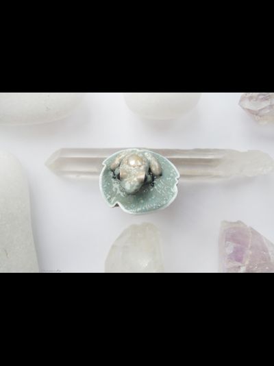 Коллекционное кольцо с лягушкой и жемчужиной "Капель в туманном саду"