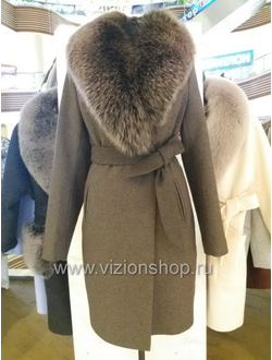 bezhevoe-zhenskoe-palto-s-mehovym-vorotnikom-kupit