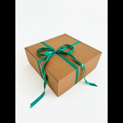 Большая подарочная коробка GILEV 37х37х14см с зеленой лентой и наполнителем крафт
