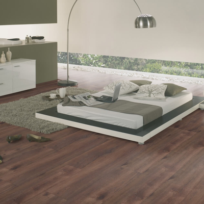 Ламинат Wineo Дуб Лиссабон Темно-коричневый LA210LV4 в интерьере спальни