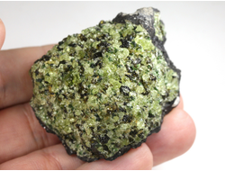 Хризолит (Перидот, Оливин), кристаллы на породе, США (52*46*30 мм, 107 г) №38098