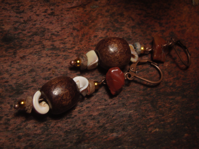 Благотворительность. Осенние серьги с кварцем и ракушками "Ярица - Красавица"