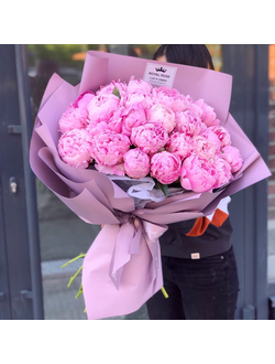 букет 25 пионов