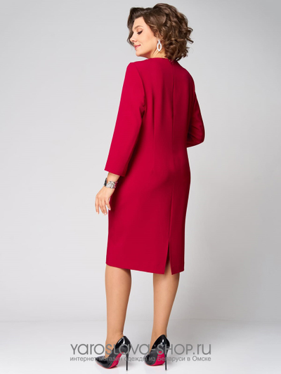 Платье полуприлегающего силуэта, с фигурным вырезом в красном цвете