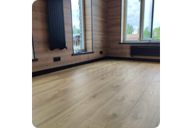 Практичное решение: монтаж черного плинтуса Dollken Cubu Flex Life 80 с мягким краем для безупречного прилегания к полу.