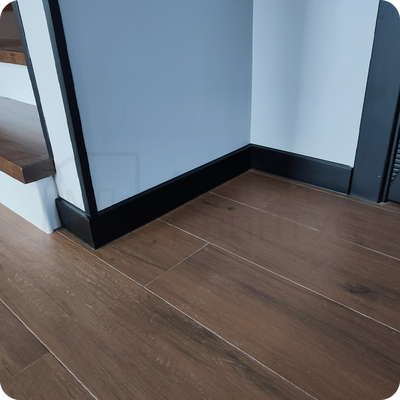 Плинтус ХДФ Dollken Cubu Flex Life 60мм Х 2,5 м 0110/1144 Чёрный в интерьере 2