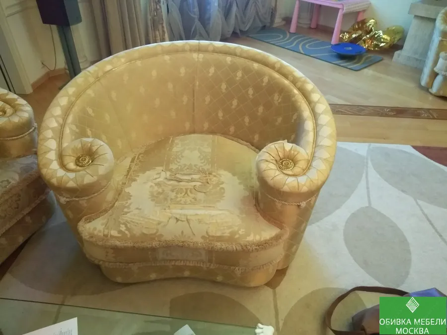 Старая порванная обивка кресла.☎ 8977-309-49-43
