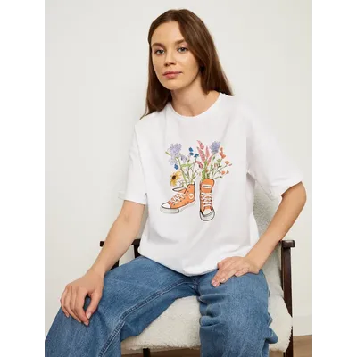 ЖЕНСКАЯ ФУТБОЛКА БЕЛАЯ "ЦВЕТОЧНЫЕ КЕДЫ"