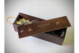 Пенал для вина из фанеры, тонирование, покрытие лаком, лазерная гравировка.