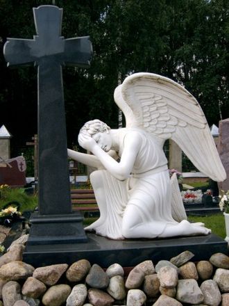 Фото памятника скорбящий ангел с крестом на могилу в СПб
