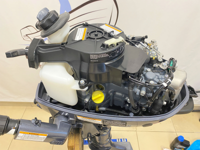 Лодочный мотор YAMAHA F5AMHS под колпаком слева