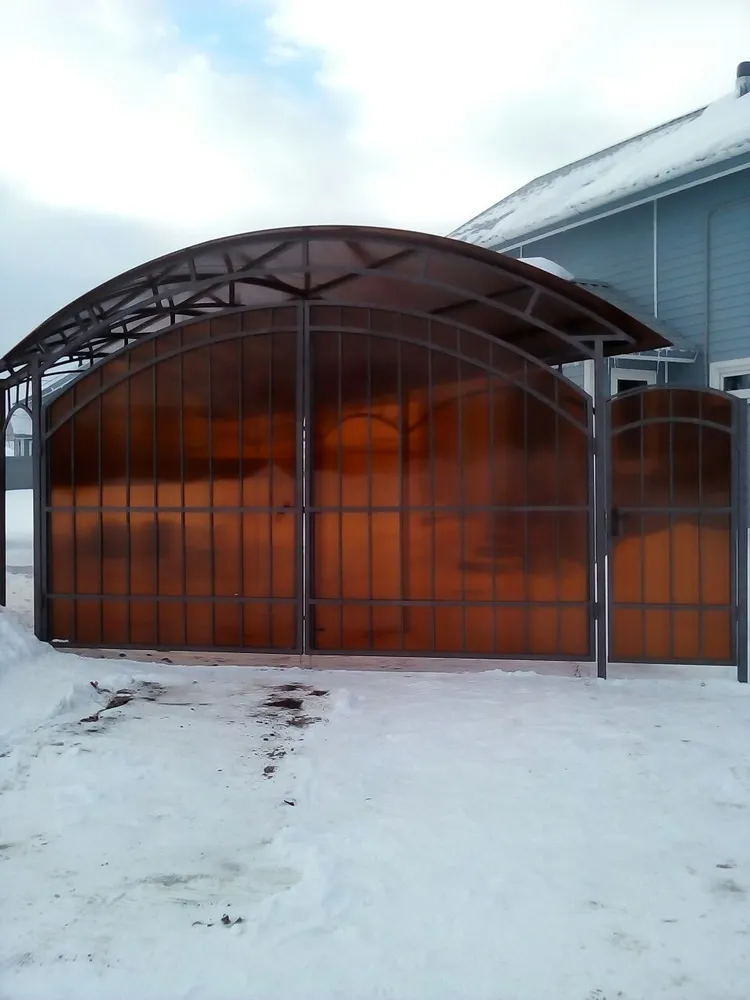 Конструкция изготовлена из профильной трубы:
Столбы: 60х60х3 мм
Фермы, ворота и калитка: 40х40х2 мм, 40х20х2 мм, 20х20х2 мм.
Поликарбонат 8 мм.