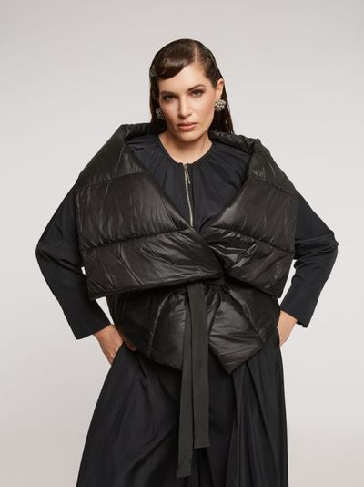 Эффектный жилет на синтепоне с поясом