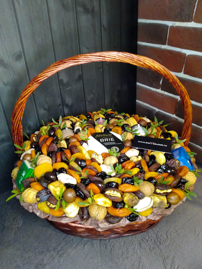 Корзина из сухофруктов и орехов