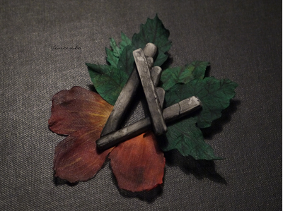 Готическая брошь "V-Воспоминание" с лепестками роз (готический амулет)