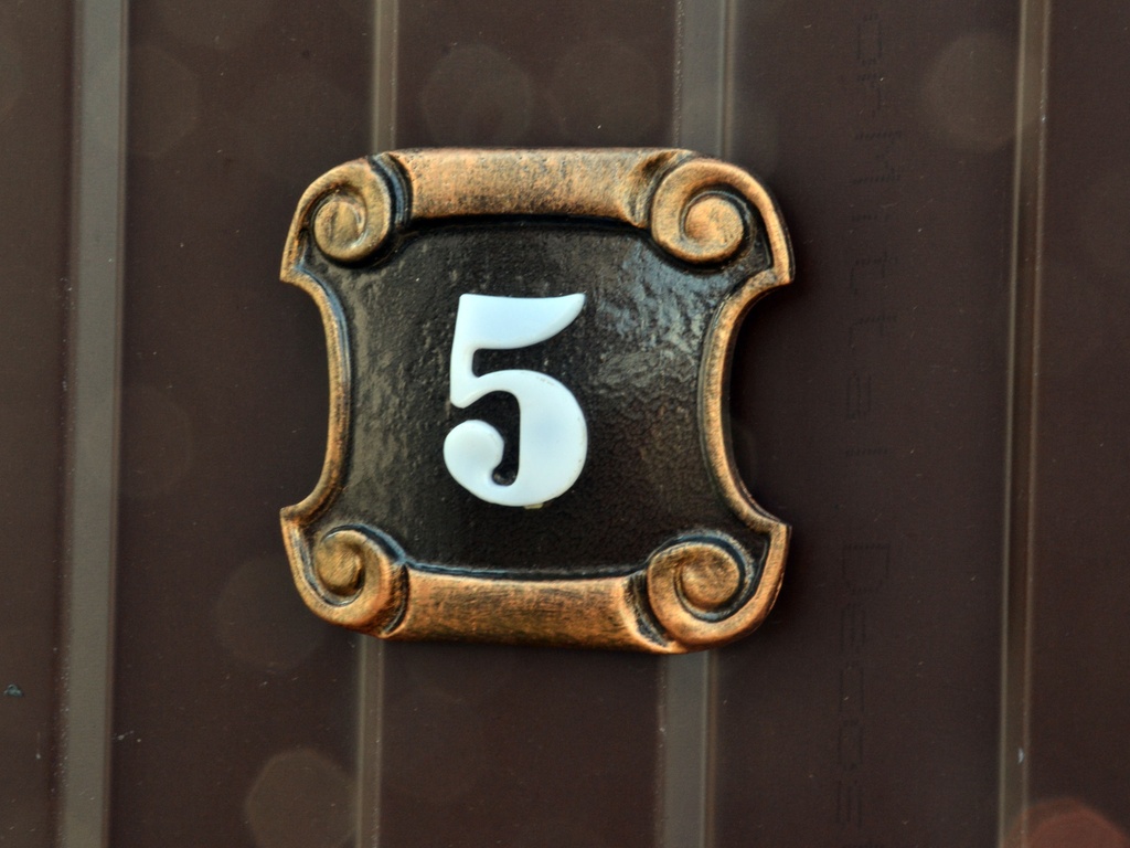 Номерок на дверь квартиры. Табличка с номером квартиры. Красивые номерки на дверь. Цифры на дверь квартиры.