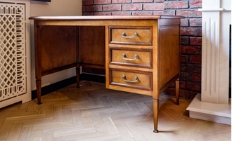 Письменный стол с тумбой справа с 3 выдвижными ящиками.