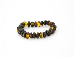 Детский браслет из обработанного зеленого янтаря