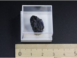 Иолит (Кордиерит), в пластиковом боксе, Индия №22128