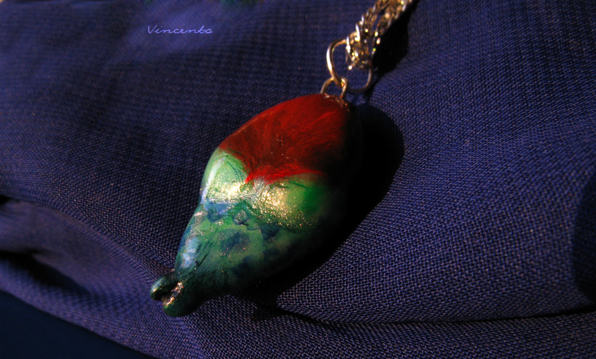 Миниатюрная подвеска-капля в виде рыбки-русалды из холодного фарфора