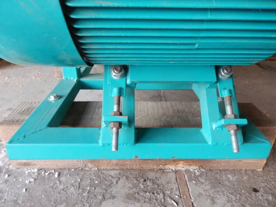 Регулировочные болты электродвигателя служат для натяжения клиновых ремней