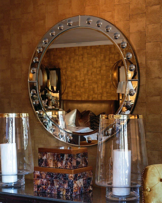 Зеркало круглое в зеркальной раме в венецианском стиле.