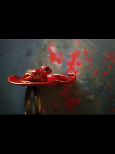 Кольцо с лягушкой на лепестке Червонной Муравы