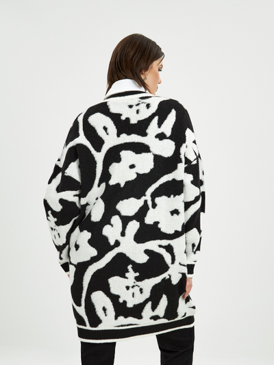 Вязаный кардиган с чёрно-белым узором