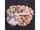 Очаровательный букет в ящике: гортензия, кустовые розы, персиковые розы, эвкалипт, астры
