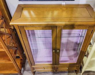 Витрина со стеклом и яркой отделкой внутри.