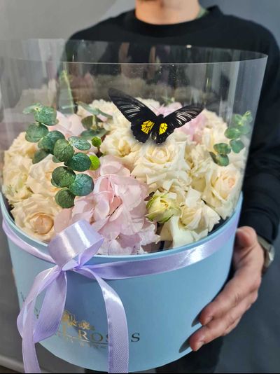 Букет из роз и гортензии №121 с бабочкой