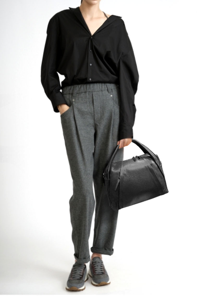 (АРТИКУЛ: 9995/8) СУМКА ЖЕНСКАЯ НЕБОЛЬШАЯ, НАТУРАЛЬНАЯ КОЖА, ЧЕРНАЯ, СПЕРЕДИ ВЕРТИКАЛЬНЫЕ КАРМАНЫ, РЕМЕНЬ ЧЕРЕЗ ПЛЕЧО