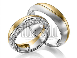 Обручальные кольца узкие из белого и желтого золота с бриллиантами в женском кольце с выпуклым профи