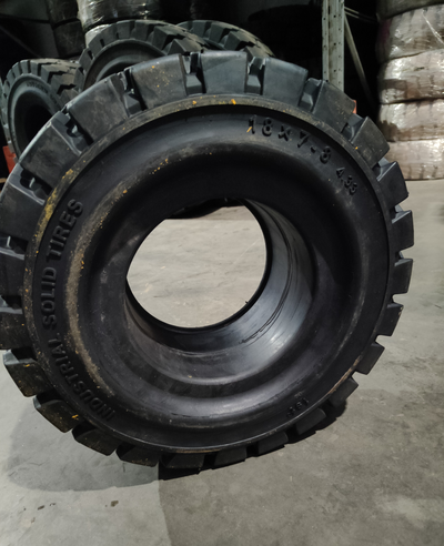 шина 18x7-8 CLIP IST цельнолитая на погрузчик