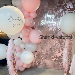 Фотозона пайетки розовая пудра на День Рождения девушки