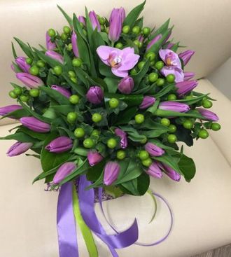 Очаровательный букет с тюльпанами «Неоновая ласточка»