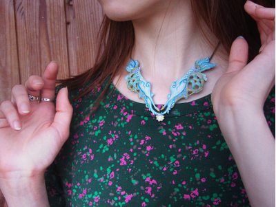 Коллекционное украшение из фарфора - колье с лебедями "Музыка солнечной птицы"