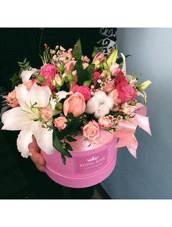 Белые лилии с розами и экзотикой в коробке