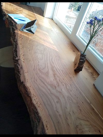 подоконники из массива дерева с природным краем