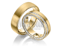 Обручальные кольца из жёлтого золота с бриллиантами в женском кольце и гравировкой на мужском с мелк