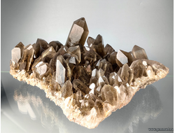 Рутил в кристаллах дымчатого кварца. Бразилия.  260*220*103мм (ААА)