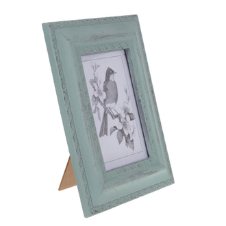 Фоторамка в деревянной голубой раме.