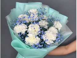 Букет из гвоздик с гипсофилой