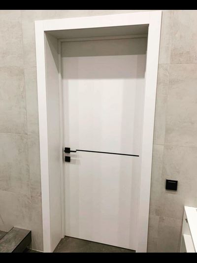 PRESTIGE. МОДЕЛЬ ЛАЙН 1. ГОРИЗОНТАЛЬНАЯ АЛЮМИНИЕВАЯ ВСТАВКА ЧЕРНОГО ЦВЕТА, С ВОЗМОЖНОСТЬЮ УСТАНОВКИ АЛЮМИНИЕВОЙ КРОМКИ ПО ТОРЦАМ ДВЕРНОГО ПОЛОТНА