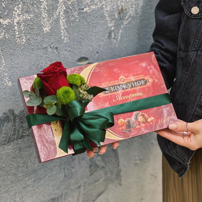 Коробка конфет с бутоньеркой