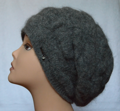 zhenskiy-beret-obemnoy-vyazki-i-sharf-vyazanyy-italiya-kupit