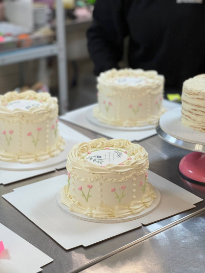 С цветочным декором и логотипом